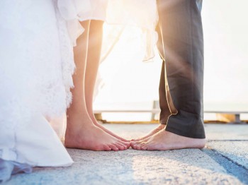 Mooi, verzorgde voeten en teennagels voor een bruiloft