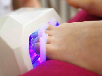 (Teen)nagels lakken met gellak, zelf doen of naar de pedicure?