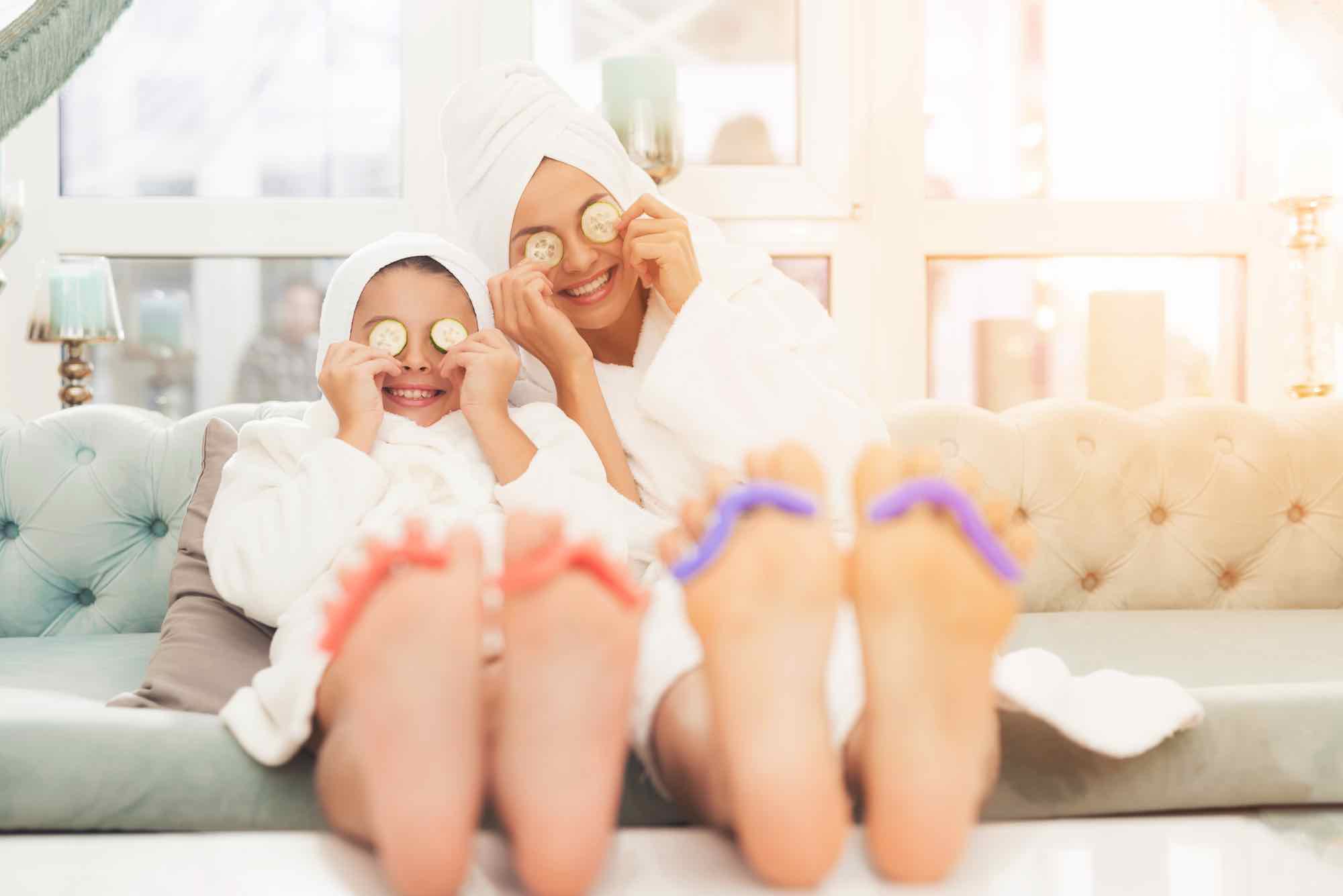 kind moeder pedicure