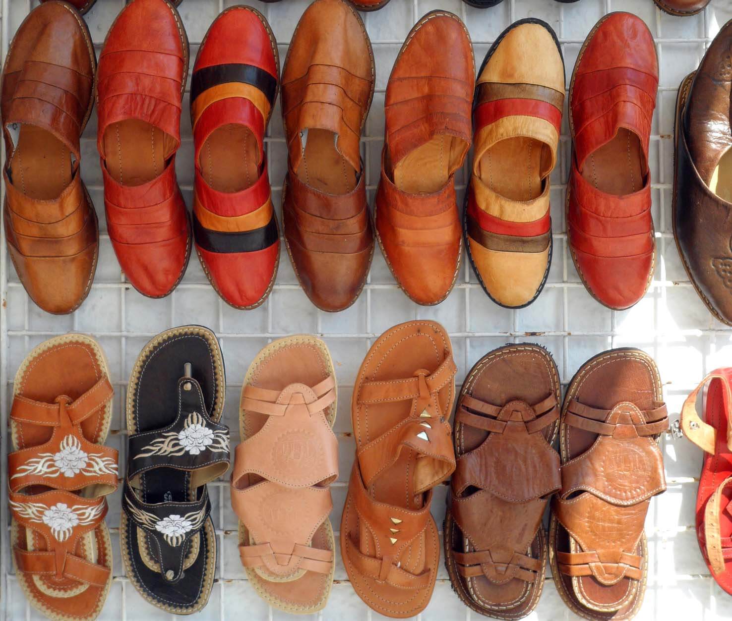 Schoenen hangen aan schoenenrek van gaas