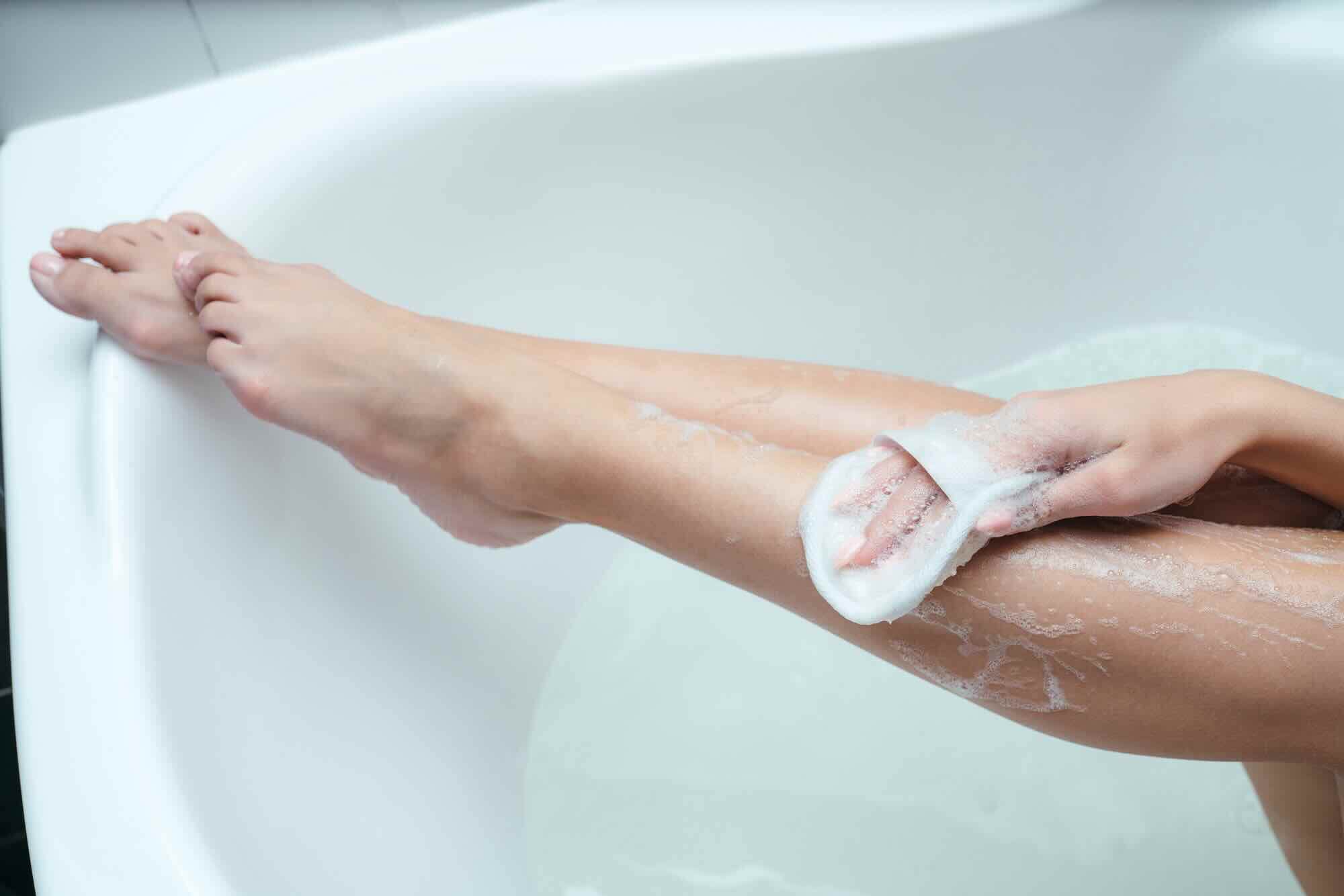 Voeten wassen in bad zeep