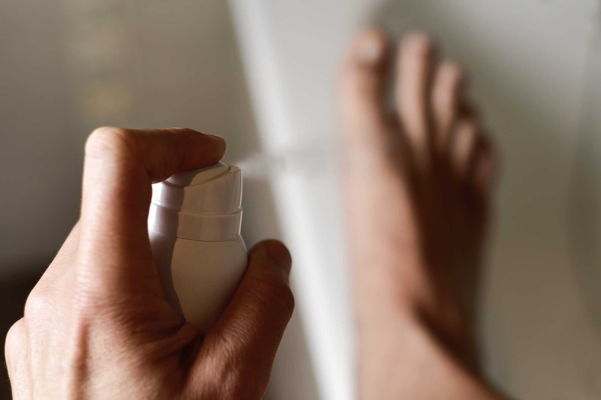 Voetendeodorant op zweetvoeten
